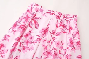 Detail des Blumenprints am Midirock mit hohem Bund und weich plissierter Textur