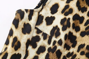 Dettaglio ravvicinato della trama leopardata su abito estivo con cuciture curate