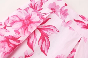 Detailansicht des rosa Blumenmusters mit hochwertigen Nähten und plissierter Textur