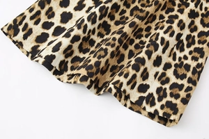 Dettaglio dell'orlo del vestito estivo leopardato con cuciture sottili e texture