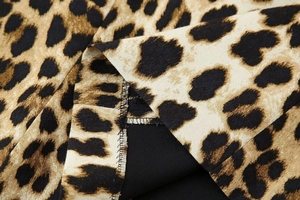 Dettaglio della trama in tessuto leopardato e cucitura overlock nera di qualità