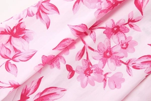 Detaillierte Makroansicht der rosa Blumendruck Textur für Damen Rock-Set Outfit