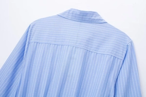 Détail de l'empiècement dos de cette robe chemise à fines rayures verticales bleues