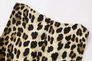 Dettaglio della cerniera invisibile e della stampa leopardata sulla vita