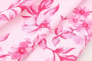 Detaillierte Makroaufnahme von geblümtem Stoff in Rosa und Magenta für Damenröcke