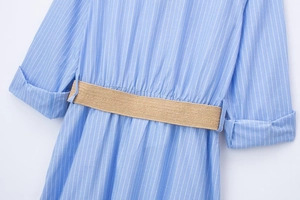 Détail de la robe chemise à rayures bleues avec ceinture en jute tressée et revers