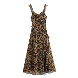 Robe d'été pour femmes à imprimé léopard avec col en V, volants et fente latérale sur blanc