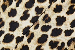 Dettaglio del tessuto leopardato con cuciture sottili e trama in chiffon leggero