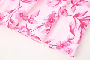 Detailaufnahme des rosa Blumenstoffs mit hochwertigen Nähten und floralem Musterdruck