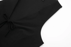 Détail du col en V et du ruban noué sur ce haut sans manches noir pour femmes