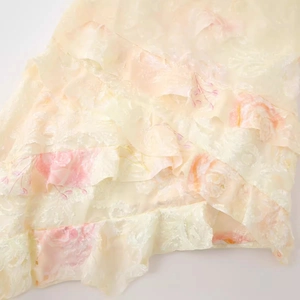 Abito estivo a strati in pizzo giallo crema con stampe floreali rosa e volant