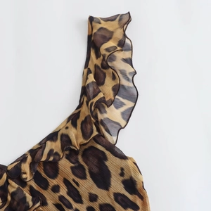 Gros plan détaillé d'une robe léopard avec des bords à volants élégants et une texture fine
