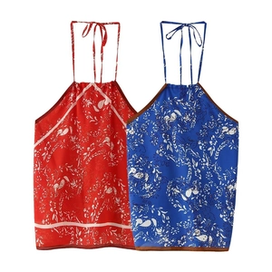 Détails des hauts dos nu rouges et bleus avec imprimés floraux et liens réglables