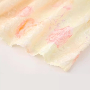 Abito estivo giallo a fiori con tessuto jacquard strutturato 3D e rose rosa