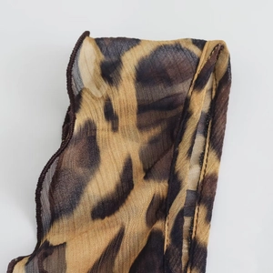 Détail du tissu mousseline à imprimé léopard pour robe d'été avec couture surjet fine