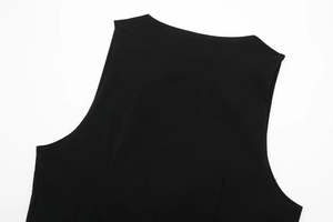 Détail du col d'un haut noir sans manches avec des bords nets et un tissu lisse et doux