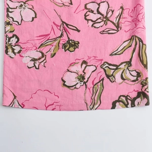 Dettaglio del tessuto in misto lino con stampa floreale rosa e trama intrecciata