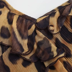 Robe d'été pour femmes à imprimé léopard avec col en V et détails de dentelle