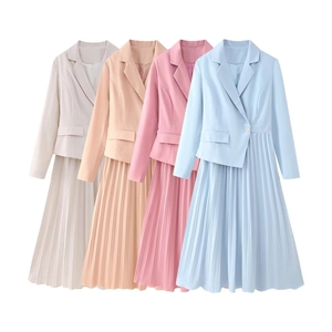 Détail de la jupe longue plissée et du blazer cintré en quatre couleurs pastel pour femmes