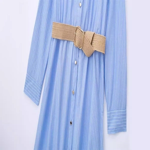 Robe chemise rayée bleue et blanche avec ceinture en jute et boutons dorés