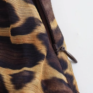 Vue macro de la fermeture éclair invisible sur une robe d'été à imprimé léopard