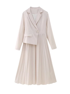 Vue détaillée de la robe blazer plissée rose avec col à revers et fermeture à boutonnage