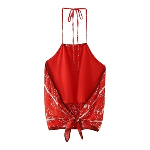 Haut licou rouge à fleurs de style bohème avec nœud à l'ourlet et tissu satiné