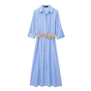 Robe chemise à rayures bleu clair pour femmes avec ceinture tressée beige et boutonnage