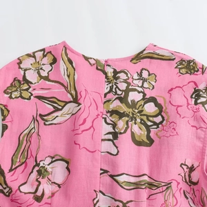 Dettaglio dell'abito in lino rosa a fiori con cerniera invisibile e scollatura a girocollo