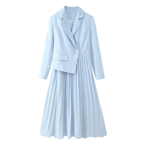 Robe blazer asymétrique plissée bleu clair avec col à revers et boutons dorés
