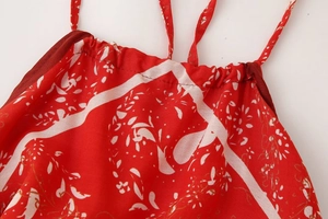 Détail du haut dos nu rouge à motif paisley avec décolleté plissé et bretelles