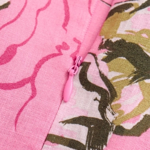 Dettaglio dell'abito in lino con stampa rosa con cerniera invisibile e trama raffinata
