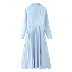 Vue détaillée du dos de la robe plissée bleu clair avec manches longues et ligne de taille