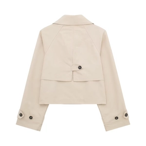 Detailansicht der Rückseite einer beigen kurzen Trenchcoat-Jacke mit Koller und Schnallen
