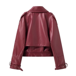 Rückansicht der dunkelroten Leder-Bikerjacke mit Schulterklappen und Rückenpanel-Details
