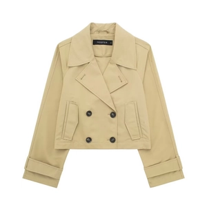 Detail der khakifarbenen kurzen Trenchjacke mit Reverskragen und Doppelreiher-Knöpfen