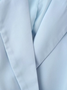 Vue détaillée du revers cranté bleu clair avec tissu texturé en sergé de qualité