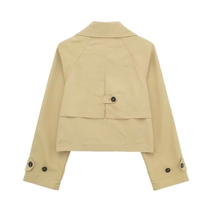 Rückansicht der kurzen khakifarbenen Windjacke mit Rückenklappe und Knopfdetails