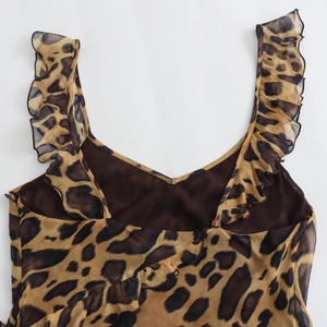 Détail d'une robe léopard avec bretelles en dentelle et un décolleté en V profond