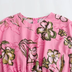 Abito estivo in lino rosa con stampa floreale e scollo rotondo per donne eleganti