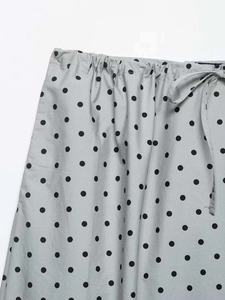 Dettaglio della gonna midi a pois con coulisse in vita ed elastico confortevole