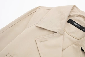 Detailansicht des beigen Twill-Jackenkragens mit Knopfloch und Markenetikett am Hals