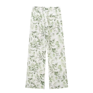Détail du pantalon blanc à imprimé floral vert avec taille élastique et poches arrière