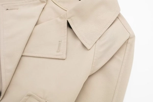 Detailansicht der beigen Twill-Jacke mit feinen Nähten und sauberem Knopfloch