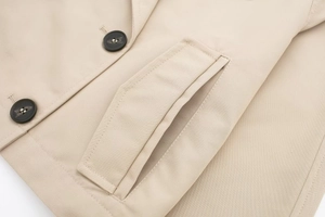 Detailaufnahme der khakifarbenen Twill-Jacke mit Taschenklappe und matten schwarzen Knöpfen