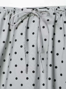 Dettaglio gonna midi grigia a pois neri con coulisse regolabile in vita e stile casual