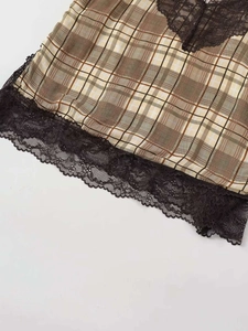 Détail du tissu à carreaux jaunes avec bordure en dentelle noire délicate