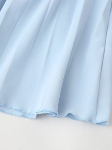Détail de l'ourlet de la robe bleu clair plissée avec une couture de finition soignée