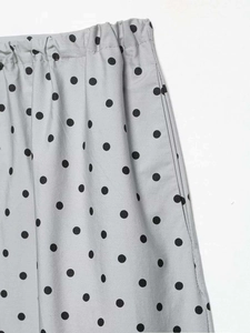 Dettaglio gonna midi grigia a pois neri con elastico in vita per il massimo comfort