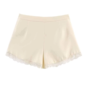 Élégant short en satin beige à taille haute avec une délicate bordure en dentelle blanche